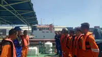 Personel gabungan melakukan apel di atas Kapal SAR Bhisma di Pelabuhan Luwuk sebelum melakukan pencarian terhadap KM Risfin Pratama Sakti, Selasa ( 21/1/2020 ). Sumber Foto: Kantor SAR Palu. (Liputan6.com/Heri Susanto)