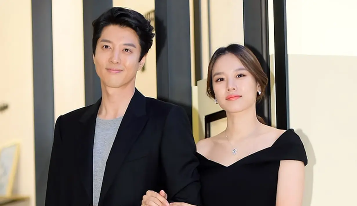 Lee Dong Gun dan Jo Yoon Hee bertemu saat kedunya membintangi Laurel Tree Tailors. Dan akhirnya mereka pun menjalin kasih pada Mei 2017. Dan yang lebih mengejutkan lagi pasangan ini diam-diam menikah. (Foto: soompi.com)