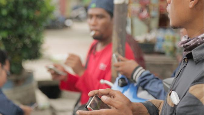 Mata Elang mengawasi lalu lalang kendaraan (Liputan6.com/Balgoraszky Marbun)