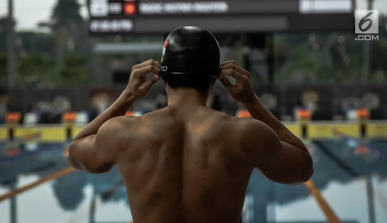 Perenang Indonesia Glenn Victor Sutanto bersiap tampil di nomor 100 meter gaya kupu-kupu SEA Games 2017 di National Aquatic Centre, Bukit Jalil, Malaysia, Rabu (23/8). (Liputan6.com/Faizal Fanani)
