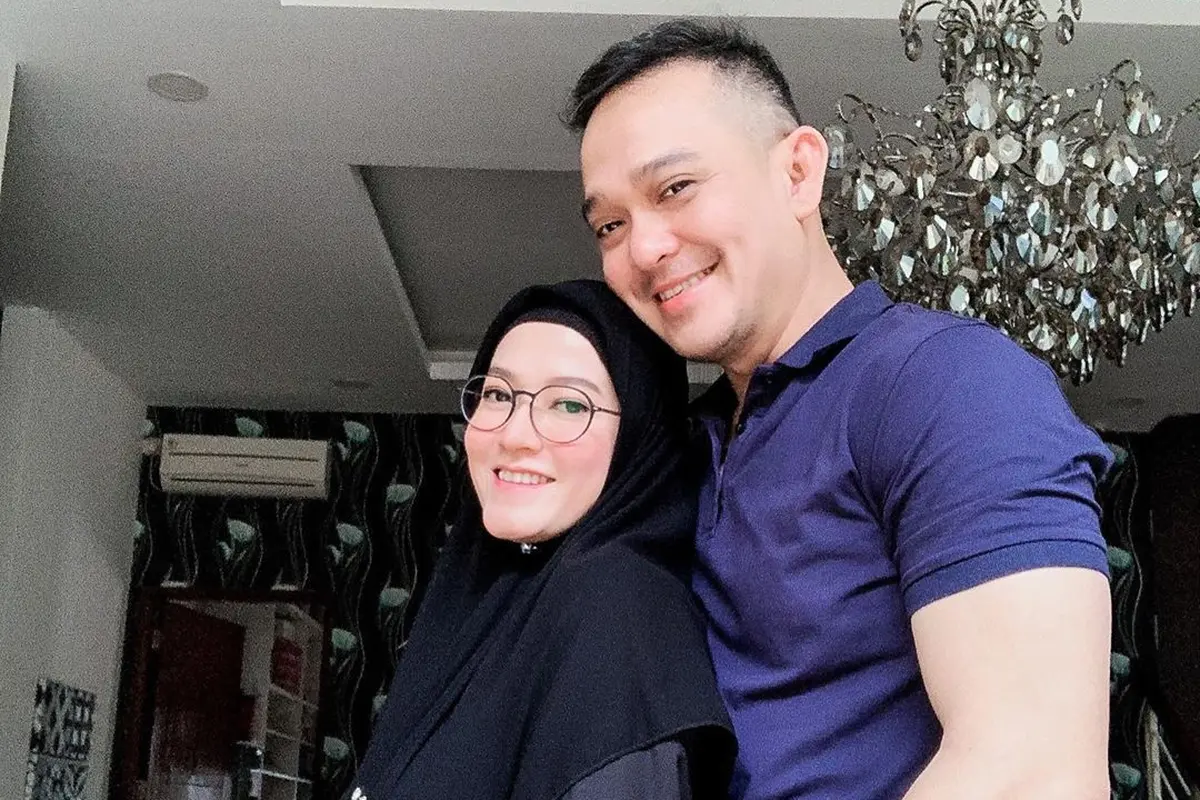 Hamil Setelah 7 Tahun Nikah, Ini 6 Potret Lyra Virna Pamer Perut Buncit