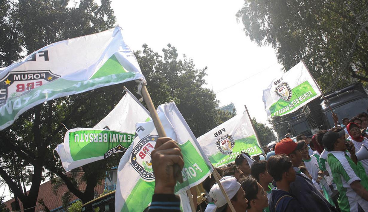 Mayoritas anggota FBB yang berpakaian putih hijau itu membawa bendera dan spanduk di depan Gedung DPRD, Jakarta, (26/9/14). (Liputan6.com/Faizal Fanani)