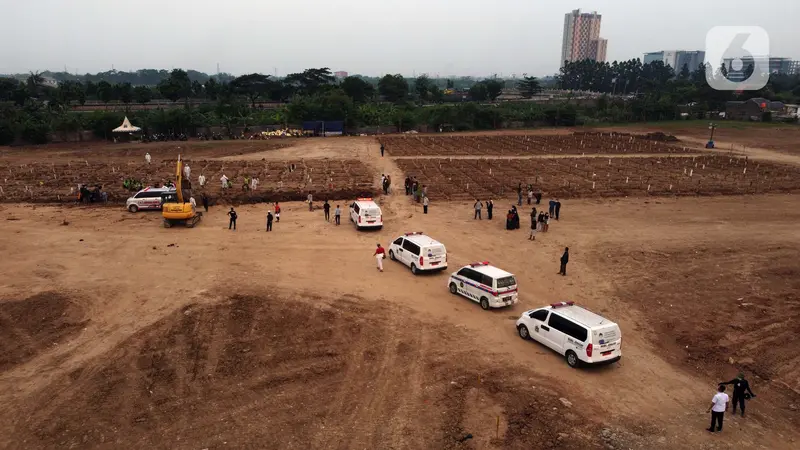 FOTO: Antrean Mobil Jenazah dengan Protokol COVID-19 di TPU Rorotan