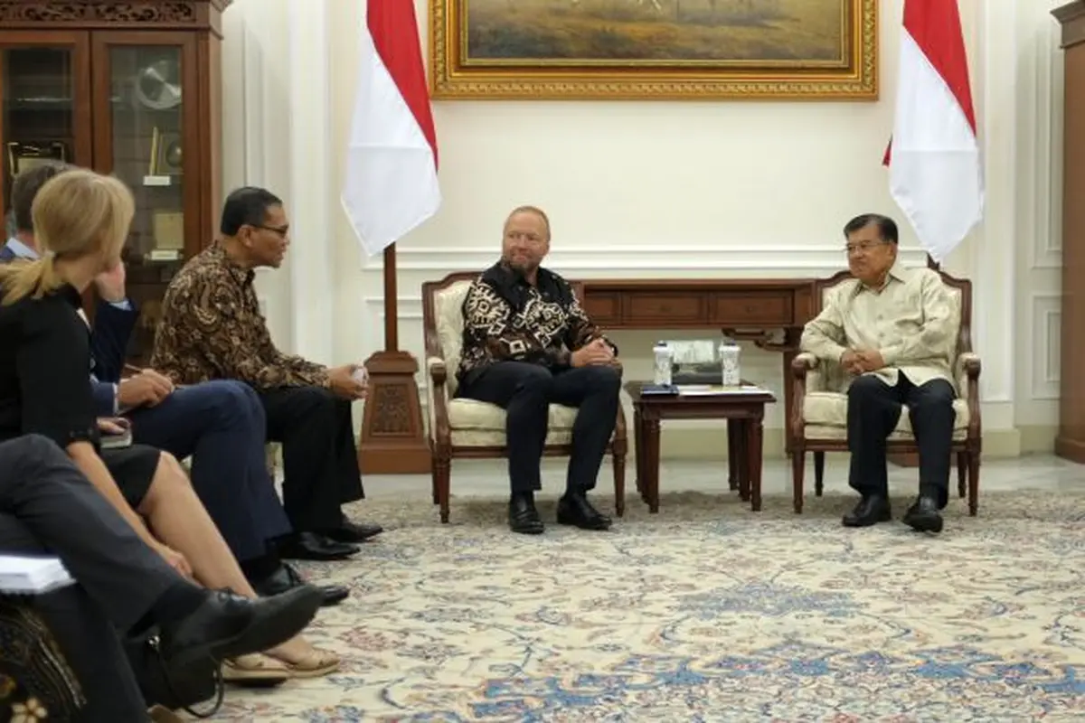 Wakil Presiden Jusuf Kalla berbincang dengan CEO ISS Group Jeff Gravenhorst dan CEO ISS Indonesia Elisa Lumbantoruan. (ISS Indonesia)