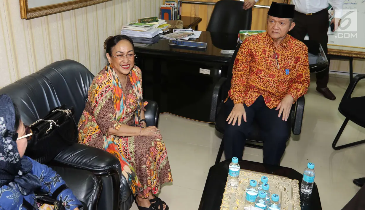 Perwakilan MUI menyambut kedatangan Sukmawati Soekarnoputri di kantor Majelis Ulama Indonesia, Jakarta, Kamis (5/4). Kedatangan Sukmawati untuk mengklarifikasi atas puisi kontroversial yang dibacakannya beberapa waktu lalu. (Liputan6.com/Angga Yuniar)