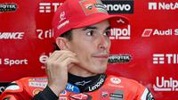 Pecinta balap motor dunia sangat menantikan penampilan Marc Marquez. Akankah Marc Marquez mampu menaklukkan Sirkuit Mandalika?. Tampak dalam foto, pembalap MotoGP Spanyol dari Tim Ducati Lenovo, Marc Marquez bersiap untuk sesi latihan bebas jelang Grand Prix MotoGP Indonesia di Sirkuit Internasional Mandalika, Nusa Tenggara Barat, pada 3 Oktober 2025. (SONNY TUMBELAKA/AFP)