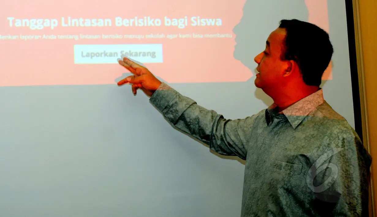 Kemendikbud menanggapi maraknya kasus lintasan beresiko bagi anak-anak sekolah di Indonesia dengan membuat portal khusus, Jumat (13/3/2015). Mendikbud Anies Baswedan menuturkan, setiap laporan yang masuk segera ditindaklanjuti. (Liputan6.com/Yoppy Renato)