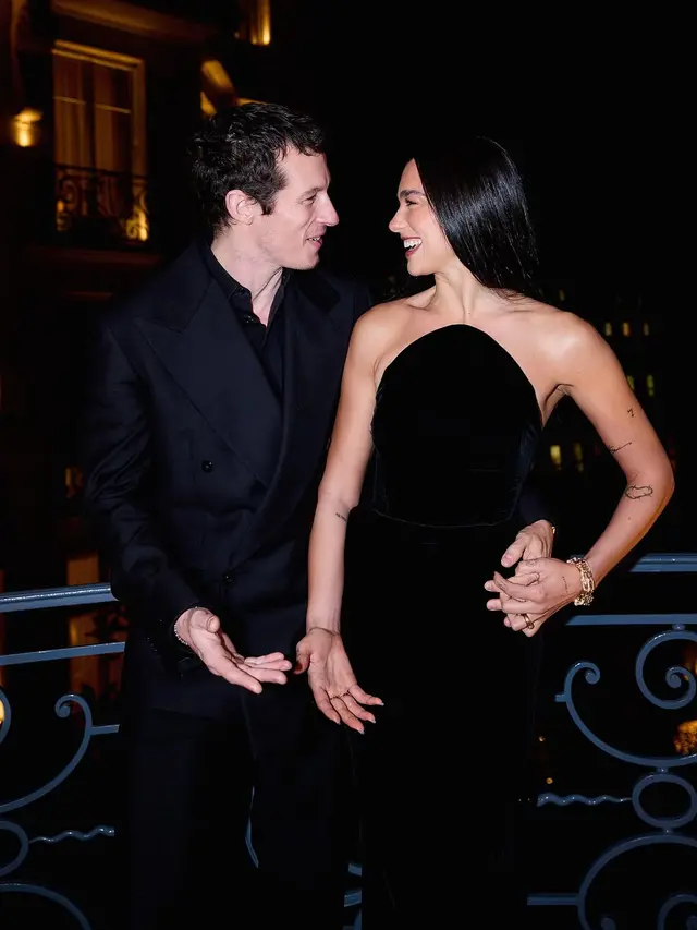 Dua Lipa Pamer Cincin Berlian, Diduga Sudah Tunangan dengan Callum Turner