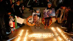 Warga Palestina menyalakan lilin dalam acara renungan menjelang peringatan 11 tahun wafatnya mantan Presiden Yasser Arafat, di Ramallah, Tepi Barat, Selasa (10/11) malam waktu setempat. (AFP PHOTO / ABBAS Momani)