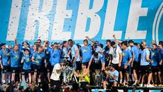 Manchester City mendapat sambutan yang hangat dari puluhan ribu penggemar ketika kembali ke kota Manchester untuk melakukan parade Treble Winners, Selasa (13/6/2023) dini hari WIB. (AFP/Oli Scarff)