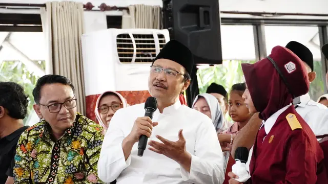 Menteri Sosial (Mensos) Saifullah Yusuf berdialog dengan siswa Sekolah Rakyat Pati.