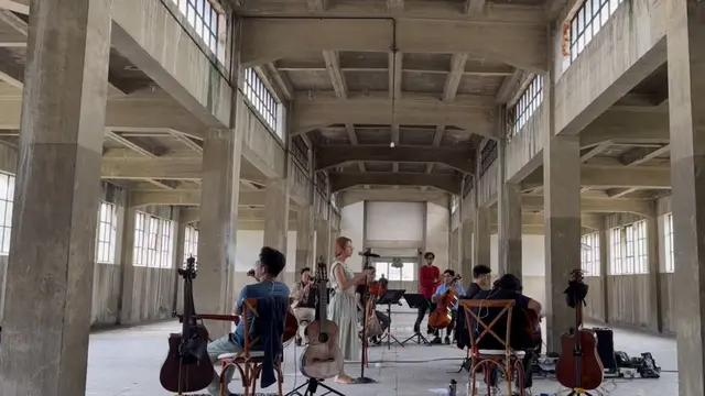 Momen magis nadin amizah latihan di bangunan using. (credit:instagram.com/cakecaine/salmaastia)