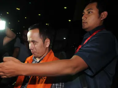 Tersangka kasus dugaan suap pembangunan Pasar Atas Baru Cimahi tahap II Triswara Dhanu Brata usai menjalani pemeriksaan di Gedung KPK, Jakarta, Rabu (18/1). (Liputan6.com/Helmi Affandi)