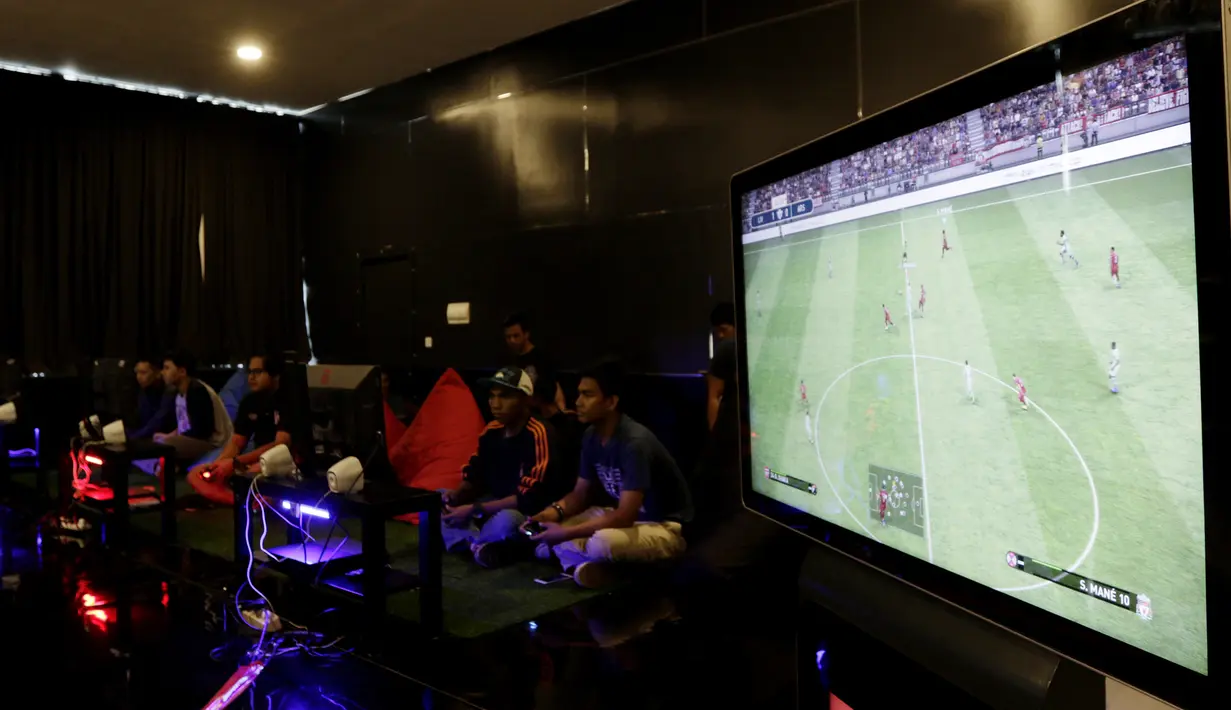 Sejumlah peserta mengikuti laga penyisihan seleksi Liga 1 PES Series Jakarta di Pluit, Jakarta, Sabtu, (19/1). Nantinya pemenang akan mewakili Indonesia di ajang Liga 1 PES Asia di Thailand. (Bola.com/M. Iqbal Ichsan)