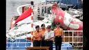 Badan SAR Nasional (Basarnas) resmi menyerahkan bangkai badan pesawat AirAsia QZ8501 ke Komite Nasional Keselamatan T‎ransportasi (KNKT) di Pelabuhan Tanjung Priok, Jakarta, Senin (2/3/2015).(Liputan6.com/Faizal Fanani)