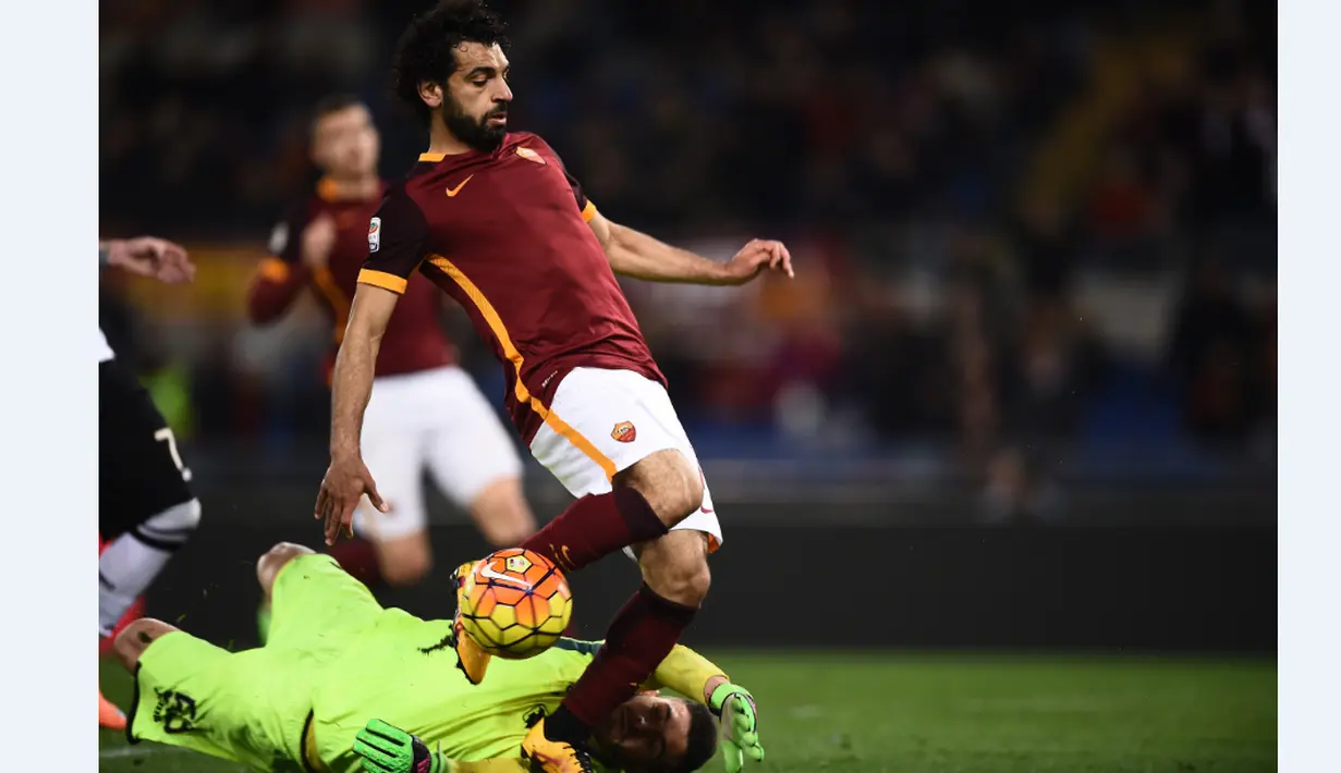 Striker AS Roma, Mohammed Salah, berusaha melewati hadangan kiper Palermo, Fabrizio Alastra, dalam lanjutan Serie A Italia di Stadion Olimpico, Roma, Senin (22/2/2016) dini hari WIB. (AFP/Filippo Monteforte)