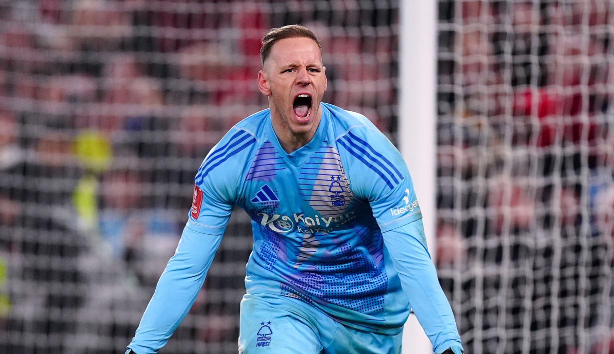Matz Sels menggagalkan sepakan penendang kelima Ipswich, Jack Taylor, yang membuat Nottingham menang dengan skor 5-4. (Mike Egerton/PA via AP)