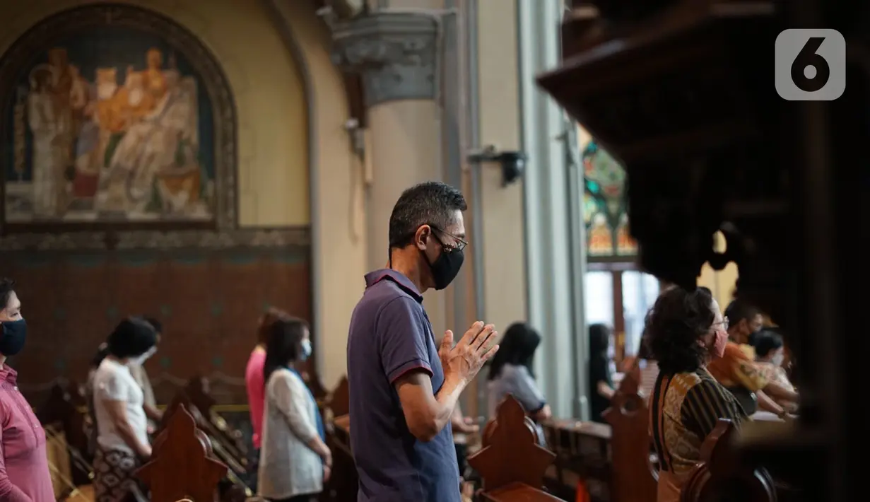 Umat Katolik menjalankan ibadah misa di Gereja Katedral Jakarta, Minggu (12/7/2020). Gereja Katedral Jakarta kembali menggelar misa bagi umat Katolik dengan menerapkan protokol kesehatan untuk mencegah penularan Covid-19. (Liputan6.com/Immanuel Antonius)