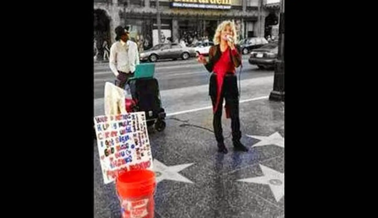 Sebelumnya, foto Pinkan Mambo terlihat tengah menyanyi di pinggiran jalan Los Angeles, Amerika tersebar di dunia maya dan membuat heboh media massa. (Istimewa)