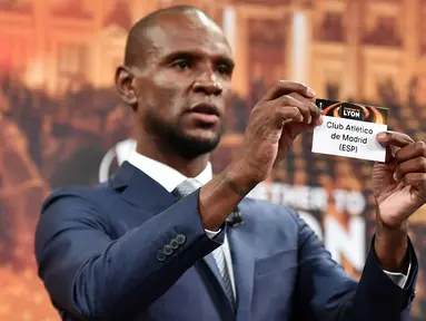 Mantan pesepak bola Prancis, Eric Abidal, menunjukan nama Atletico Madrid saat undian semifinal Liga Europa di Nyon, Swiss, Jumat (13/4/2018). Arsenal akan melawan Atletico Madrid, Marseille melawan Salzburg. (AFP/Fabrice Coffrini)