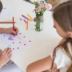 Mengenalkan emosi sejak dini dapat membantu anak tumbuh lebih empatik, percaya diri, dan mampu mengungkapkan apa yang mereka rasakan dengan sehat. (foto/dok: freepik)