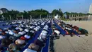 Umat Muslim saat melaksanakan Salat Idul Adha 1447 Hijriah di Pantai Lagoon, Ancol, Jakarta,  Rabu (27/5/2026). (merdeka.com/Arie Basuki)