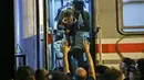 Seorang anak dinaikkan ke dalam kereta api saat terjadi pengungsian besar-besaran di sebuah stasiun kereta api di Tovarnik (19/9/2015). (REUTERS / Antonio)