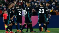Pemain Real Madrid, Casemiro dan rekan setimnya merayakan gol ke gawang Leganes pada partai tunda pekan ke-16 La Liga Spanyol di Estadio Municipal de Butarque, Rabu (21/2). Real Madrid menang 3-1 atas Leganes meski sempat ketinggalan. (AP/Francisco Seco)