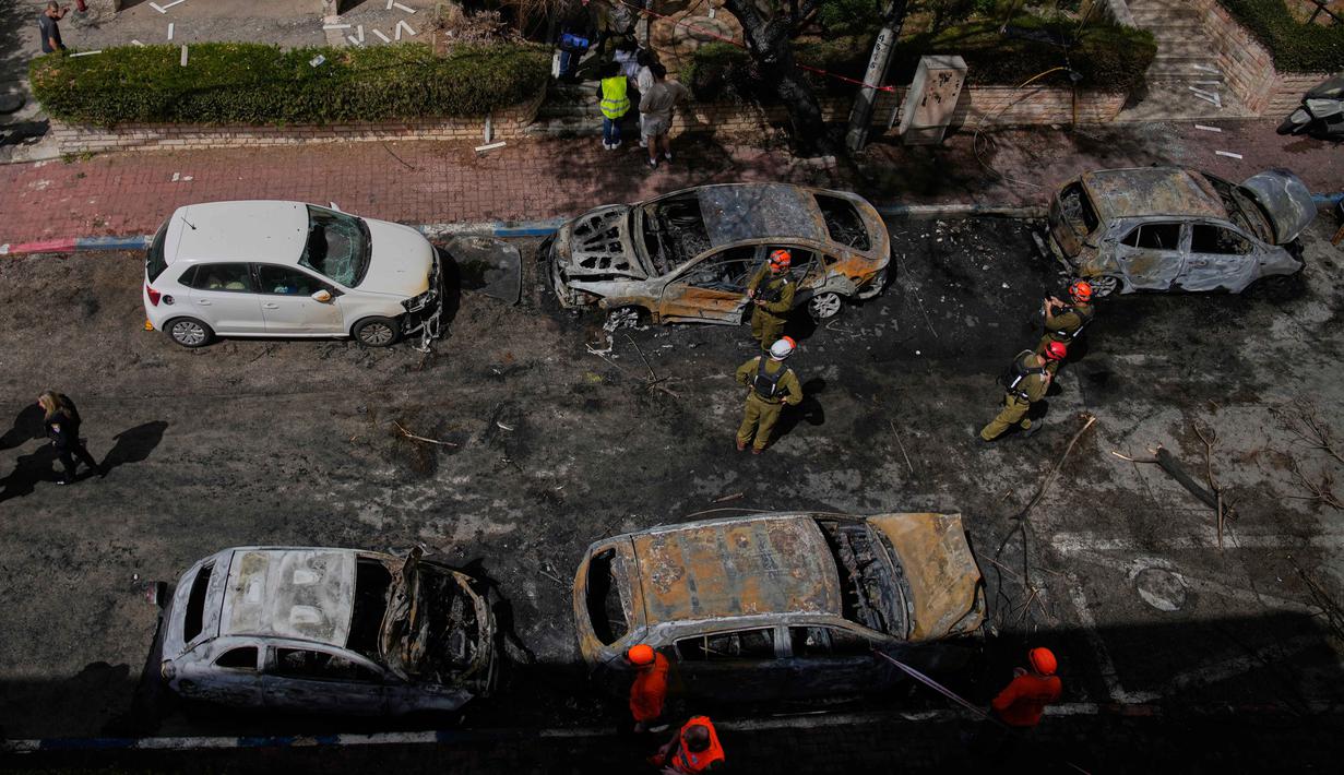 Serangan terbaru Iran ini menandai eskalasi ketegangan geopolitik kawasan Timur Tengah yang lebih luas, melibatkan penggunaan rudal balistik canggih dan drone yang menyasar infrastruktur strategis Israel. Tampak dalam foto, pasukan keamanan Israel dan tim penyelamat memeriksa lokasi yang terkena serangan rudal Iran di Petah Tikva, Israel, Selasa 31 Maret 2026. (AP Photo/Ohad Zwigenberg)