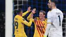 Lima menit berselang, Barcelona menambah keunggulan menjadi 2-0. Gol dicetak Frenkie de Jong melalui sebuah sepakan melengkung dari luar kotak penalti yang tidak mampu diantisipasi kiper Napoli, Alex Meret. (AFP/Andreas Solaro)