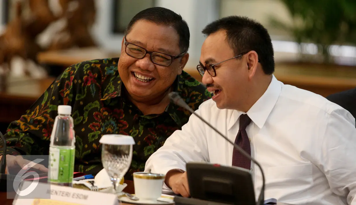 Menteri ESDM, Sudirman Said (kanan) berbincang dengan Menteri Koperasi UKM A.A Gede Ngurah Puspayoga saat menghadiri rapat Kabinet di Jakarta, Rabu (1/9/2015). (Liputan6.com/Faizal Fanani)