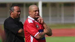 Legenda sepak bola Brasil, Roberto Carlos mengamati permainan anak asuhnya saat menjadi pelatih pada Fourfeo Mini Tournament yang diikuti pemain U-16 pada acara BRImo Future Garuda di Stadion Madya Senayan, Jakarta, Kamis (01/06/2023). (Bola.com/Bagaskara Lazuardi)