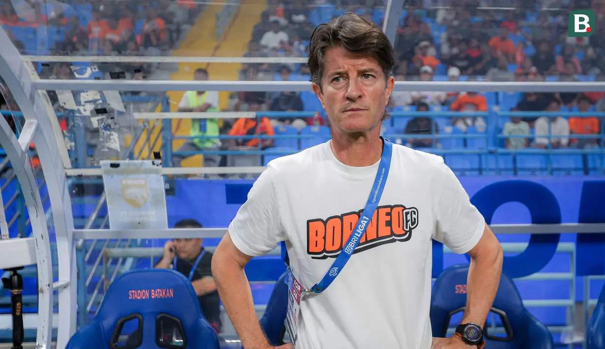 <p>Pelatih kepala Borneo FC, Peter Huistra saat menghadapi Madura United pada laga leg kedua semifinal Championship Series BRI Liga 1 2023/2024 di Stadion Batakan, Balikpapan, Kalimantan Timur, Minggu (19/5/2024). (Bola.com/Bagaskara Lazuardi)</p>
