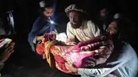 Evakuasi warga terdampak gempa Afghanistan. (AP)