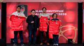 Ketua Umum PSSI, Erick Thohir (kedua kiri) berfoto bersama dengan Ketua Steering Committee (SC) Piala Presiden 2025, Maruarar Sirait (kiri), Programming Director SCM, Harsiwi Achmad (kanan), dan perwakilan PricewaterhouseCoopers (PwC) sambil memegang jersey Timnas Indonesia bertanda tangan pelatih baru John Herdman dalam acara Malam Penutupan Piala Presiden 2025 di Studio 8 SCTV Tower, Senayan City, Minggu (12/04/2026) malam WIB. (Bola.com/Bagaskara Lazuardi)