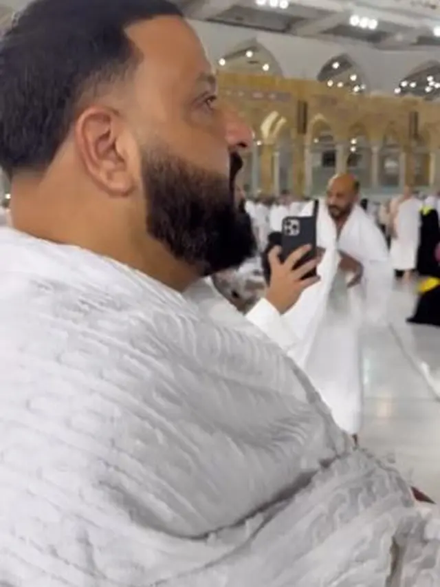 6 Potret Haru DJ Khaled dan Mike Tyson Jalani Umrah, Menangis di Depan Kabah