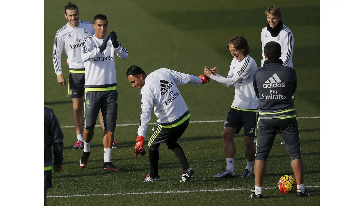 Para Pemain Real Madrid terlihat santai saat sesi latihan persiapan melawan Getafe di Valdebebas Training Ground, Madrid, Jumat (4/12/2015).  (REUTERS/Andrea Comas)