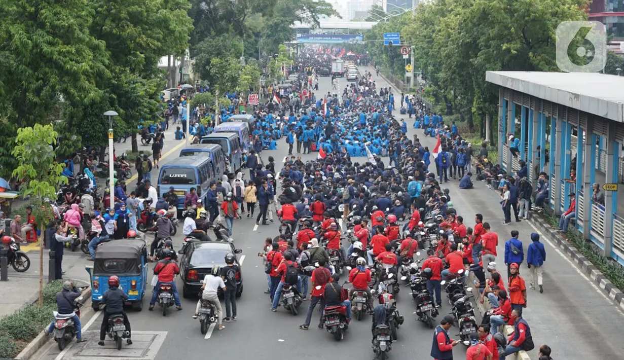 Suasana Jalan Salemba Raya yang dipadati pengunjuk rasa di Jakarta, Kamis (8/10/2020). Banyaknya jumlah pengunjuk rasa yang berjalan menuju Istana Negara menyebabkan Jalan Salemba Raya dari arah Matraman tertutup dan tidak bisa dilalui kendaraan. (Liputan6.com/Immanuel Antonius)