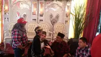 Calon wakil gubernur DKI Djarot Saiful HIdayat mengunjungi warga yang melangsungkan acara khitan di Rawa Buaya, Jakarta.