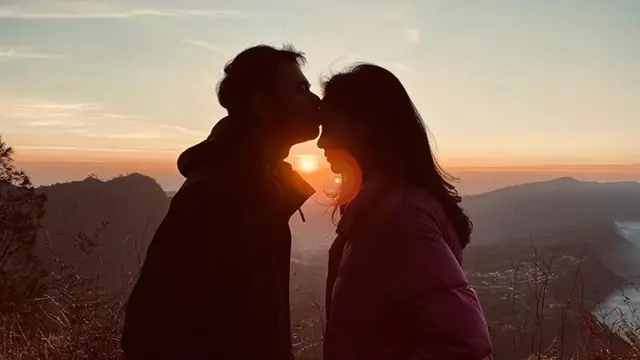 6 Potret Liburan Raffi Ahmad dan Nagita Slavina di Bromo, Romantis Banget