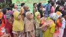 Sejumlah manula mengantre untuk mendapatkan daging kurban  di jalan Kauman Semarang,Jawa Tengah, Senin (12/9). Panitia kurban membagikan lebih dari 5.000 paket daging kepada warga. (Liputan6.com/Gholib)