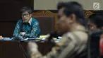 Mantan Dirut PT Quadra Solutions, Anang S Sudihardjo (kiri) pada sidang lanjutan dugaan korupsi pengadaan E-KTP di Pengadlian Tipikor, Jakarta, Kamis (12/4). Sidang mendengar keterangan saksi, salah satunya Andi Narogong. (Liputan6.com/Helmi Fithriansyah)