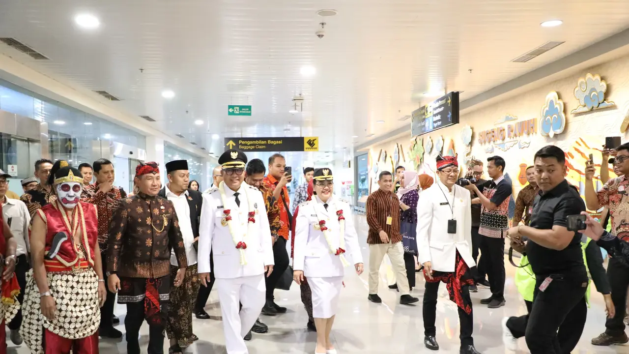 Wali Kota Semarang Agustina Wilujeng dan Wawali Iswar Aminuddin saat mendarat di Bandara A Yani Semarang usai dilantik oleh Presiden RI Prabowo Subianto di Jakarta. (Foto: Liputan6.com/ Felek Wahyu)