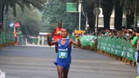 Paul Eyanae menyentuh garis finis paling cepat pada Jakarta International 10K (Istimewa/Liputan6.com)