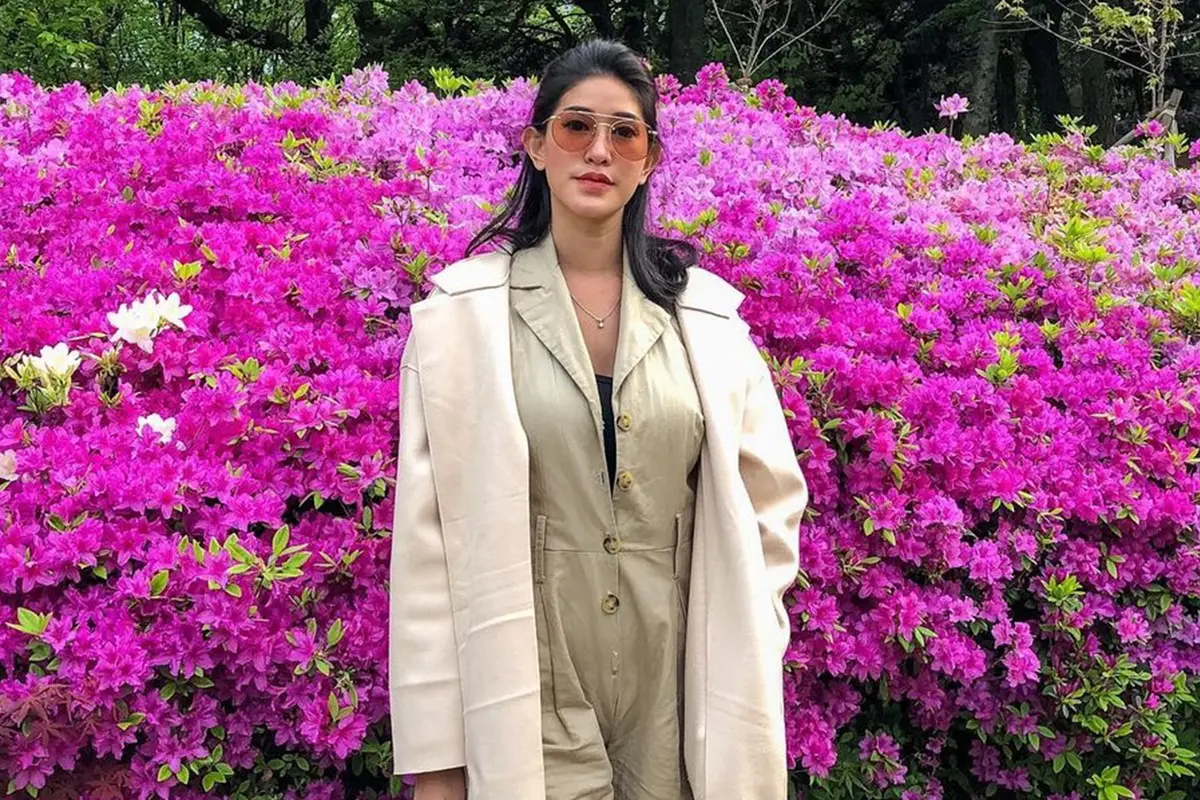 FOTO: Gaya Kasual Elma Agustin saat Berlibur, Stylish dan Menawan
