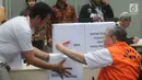 Direktur Utama PT Wijaya Kusuma Emindo (WKE) Budi Suharto memasukkan surat suara ke dalam kotak seusai melakukan  pencoblosan di TPS 012 Guntur, Jakarta Selatan, Rabu (17/4). Sebanyak 63 tahanan KPK hari ini ikut menyalurkan hak pilihnya dalam Pemilu 2019. (merdeka.com/Dwi Narwoko)