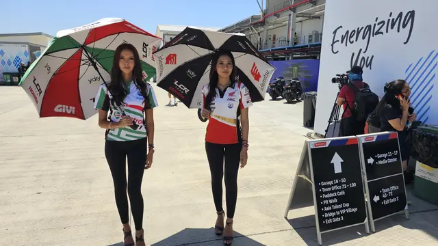 Umbrella Girl tim LCR Honda di MotoGP Mandalika 2023