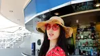 Memakai baju merah bermotif bunga serta memakai kaca mata yang senada, Angeline tampak sangat cantik. Tak ketinggalan topi yang ia kenakan tidak menutup keanggunan Angeline. (Liputan6.com/IG/@angiestee)