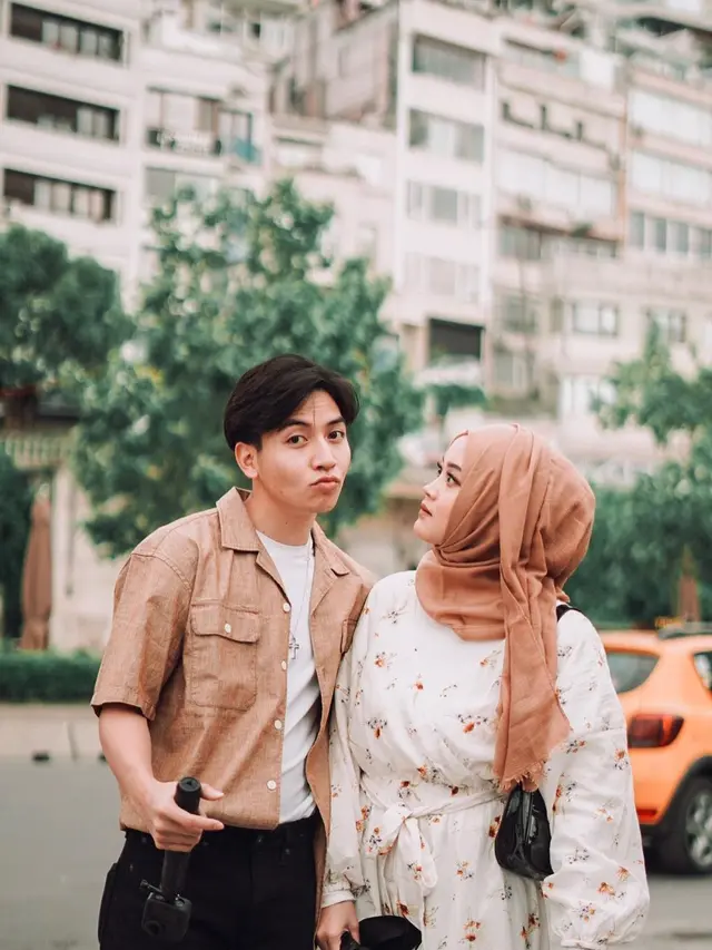 7 Potret Putri Delina dan Jeffry Reksa Pakai Baju Couple, Kompak Banget