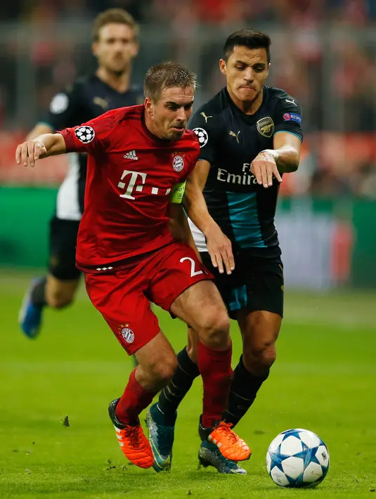 Bek Muenchen, Philipp Lahm (depan) berusaha mengahalau penyerang Arsenal, Alexis Sanchez pada lanjutan Grup F liga champions di stadion Allianz Arena, Munich, Jerman (4/11). Muenchen menang atas Arsenal dengan skor 5-1. (Reuters/John Sibley)